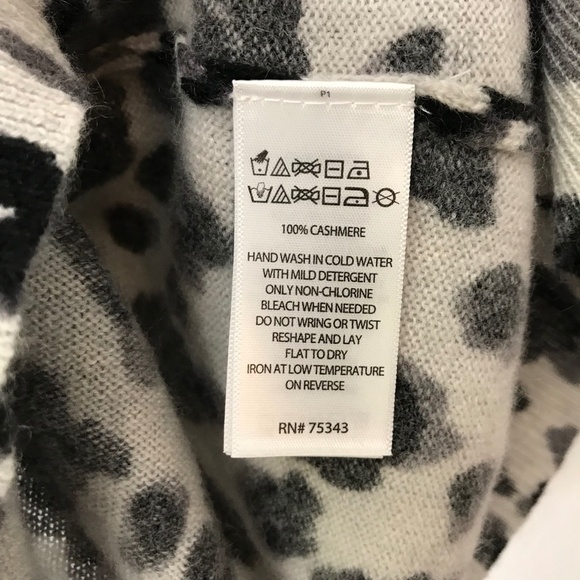 Rachel Zoe 100% Cashmere Snow Leopard Print V Neck Long Sleeve Sweater Size XS - Picture 7 of 7